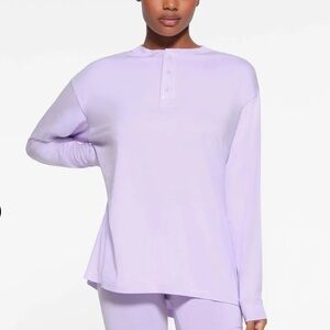 SKIMS Boyfriend Long Sleeve Henley Shirt in Lily size XS